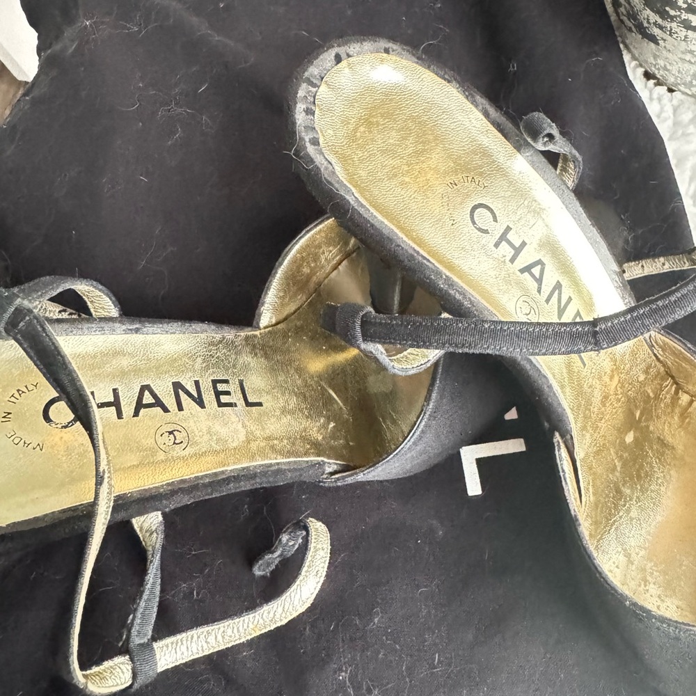 CHANEL Black Heels with Elegant Bow Detail - Picture 3 of 5
